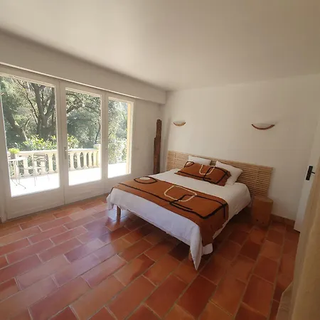 Bas De Avec Piscine A Partager, Sur La Cote D'azur Vallauris